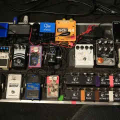 Mnóstwo efektów gitarowych na pedalboardzie, od Strymon po Boss. Gotowe do tworzenia niesamowitych brzmień.