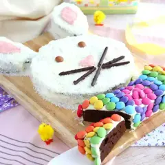 Torta coniglietto di compleanno, decorata con cocco e caramelle colorate. Perfetta per una festa speciale!
