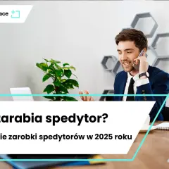 Uśmiechnięty mężczyzna w garniturze rozmawia przez telefon w nowoczesnym biurze.