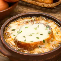 Sopa de cebolla gratinada, con pan y queso fundido, lista para disfrutar. Así se hace la sopa de cebolla.