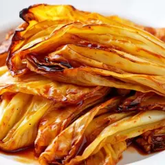 Gerösteter Spitzkohl in einer glänzenden Sauce. Ein köstliches Gericht, das zeigt, wie vielseitig Spitzkohl Rezepte sein können.