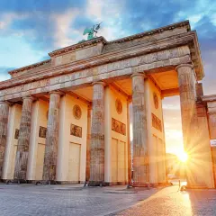 Brandenburger Tor i Berlin, en ikonisk symbol för staden, perfekt för din berlin reseguide. Solnedgången lyser upp monumentet.