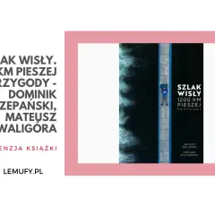 Okładka książki "Szlak Wisły. 1200 km pieszej przygody" Dominika Szczepańskiego i Mateusza Waligóry. Na zdjęciu człowiek leżący na moście nad rwącą wodą.