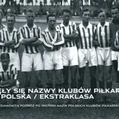 Drużyna piłkarzy w pasiastych strojach z lat 30. XX wieku. Odkryj, skąd wzięły się wymyślone nazwy klubów piłkarskich w Polsce.