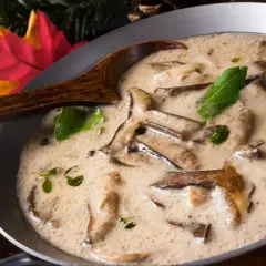 Aksamitny sos grzybowy z suszonych grzybów, idealny do jesiennych dań. Przepis na ten aromatyczny dodatek.