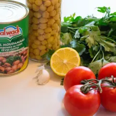 En burk med "Foul Moudammas" (bondbönor), kikärtor, tomater, citron, vitlök och persilja för en god måltid.