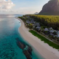 Rajska plaża z turkusową wodą i luksusowymi willami. Marzysz o lotach na Mauritius? To idealne miejsce na relaks.