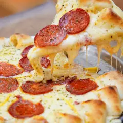 Pizza de pepperoni con queso mozzarella derretido y estirándose.