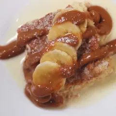 En bit trilece med banan och karamellsås. Ett härligt recept för alla sötsugna!