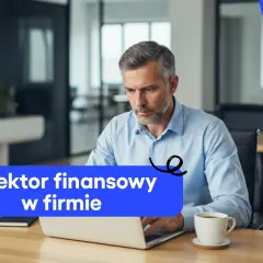 Dyrektor finansowy (CFO) w biurze, skupiony na pracy przy laptopie.