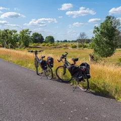Dwa rowery z sakwami czekają na odkrycie malowniczych tras rowerowych Pomorza.