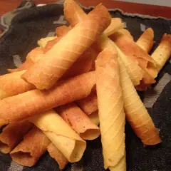 En hög med gyllene rullrån, perfekta för fikat. Ett enkelt rullrån recept ger dessa spröda godsaker.