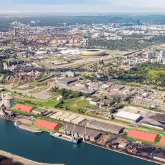 Port w Gdańsku z zaznaczonymi terenami pod magazyny zbożowe. Widok z lotu ptaka na miasto i infrastrukturę portową.