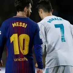 Messi i Ronaldo stoją obok siebie. Kto jest lepszy? Odwieczne pytanie fanów piłki nożnej.