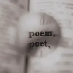Zbliżenie na słowa "poem" i "poet" w książce pod lupą.