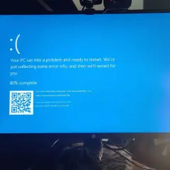 Niebieski ekran śmierci Windows z komunikatem "DRIVER POWER STATE FAILURE". Komputer zbiera informacje o błędzie.