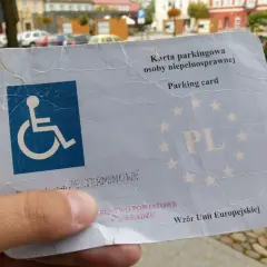 Karta parkingowa osoby niepełnosprawnej, ważna na terenie UE. Ułatwia złożenie wniosku o miejsce parkingowe.