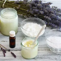 Zutaten für DIY Deo: Kokosöl, Natron, Speisestärke, ätherische Öle und Lavendel.