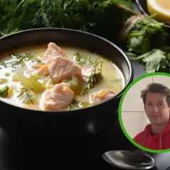 Zupa rybna przepis Okrasy. Kremowa zupa z łososiem, warzywami i koperkiem. W rogu uśmiechnięty mężczyzna.