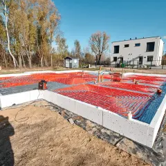 Jak wykonać płytę fundamentową pod dom szkieletowy bez błędów?