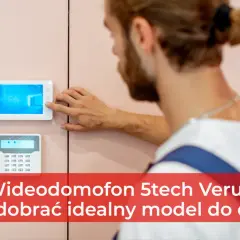 Mężczyzna instaluje wideodomofon 5tech Verus. Dowiedz się, na jakiej wysokości zamontować go w domu.