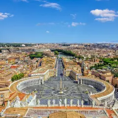 Vista aerea di Piazza San Pietro, Roma. Un luogo iconico, quasi un "giro delle sette chiese" moderno per la sua grandezza.
