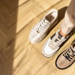 Eleganckie, beżowe buty sportowe i botki to idealne rozwiązanie, jakie buty do cygaretek zimą.