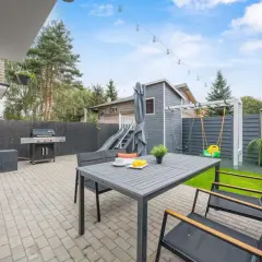 Ogród z placem zabaw i grillem, idealny na letnie wieczory w Grodzisku Mazowieckim.