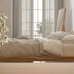 Wygodne łóżko z plecionym zagłówkiem, pościelą i bukietem stokrotek. Czy to bawełna syntetyczna, co to za materiał?