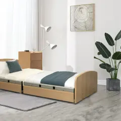 Modernes Pflegebett mit Holzrahmen, ideal für zu Hause. Mieten Sie ein Pflegebett, die Krankenkasse übernimmt oft die Kosten.
