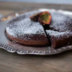 Kladdkaka med florsocker och passionsfrukt. Ett perfekt kladdkaka recept för fikat.