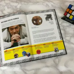 Historia Kostki Rubika: Erno Rubik i jego wynalazek. Dowiedz się, jak ułożyć kostkę Rubika, poznając jej historię i ewolucję.