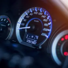 Bilens instrumentpanel visar hastighet och varvtal. Kolla miltal på bil: 92382 km.