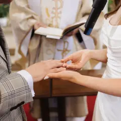 Panna Młoda zakłada obrączkę na palec Pana Młodego. Ceremonia ślub jednostronny w kościele.