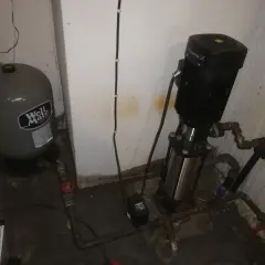 En hydropress med trycktank och pump för att säkerställa jämn vattentillförsel.