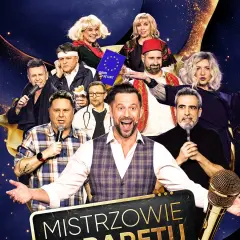 Grupa polskich artystów kabaretowych w strojach scenicznych, z mikrofonami, na tle nocnego nieba.