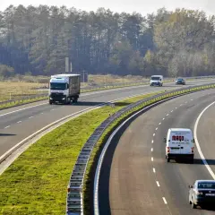Autolaweta na autostradzie: 140 czy 80 km/h? Sprawdź zanim ruszysz