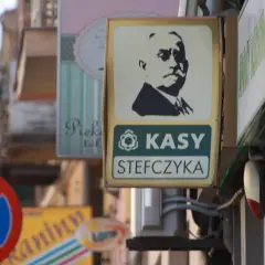 Znak Kasy Stefczyka z portretem patrona. Czy to bank? Nie, to spółdzielcza kasa oszczędnościowo-kredytowa, instytucja finansowa.