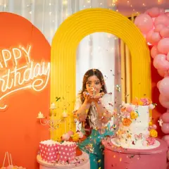 Kolorowe przyjęcie urodzinowe dla 15-latki z neonowym napisem "Happy Birthday", tortem i konfetti. Idealne miejsce, gdzie można zrobić urodziny dla 15 latki.