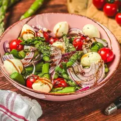 Frischer Spargelsalat mit Mozzarella, Tomaten und roten Zwiebeln, beträufelt mit Balsamico. Ein leichtes und leckeres Spargelsalat Rezept.