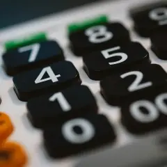 Kalkulator do obliczeń, np. opłata dystrybucyjna Tauron. Widoczne klawisze z cyframi 1, 2, 4, 5, 6, 7, 8, 9, 00.