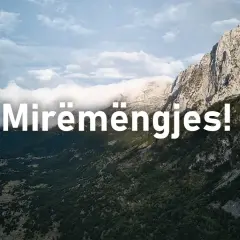 Góry Albanii, gdzie albania język urzędowy wita "Mirëmengjes!". Widok na dolinę i skaliste szczyty.