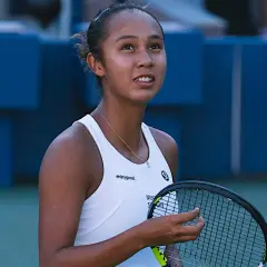 Leylah Fernandez, młoda tenisistka, z rakietą w dłoni, patrzy w górę z determinacją na twarzy.