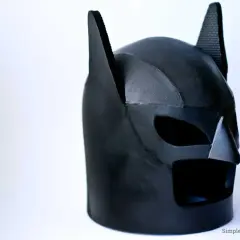 Maschera di Batman nera, con orecchie a punta, pronta per essere stampata e dare vita al tuo eroe.