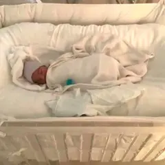 Nowe życie, maleńki Psalm West śpi spokojnie w białym kokonie.