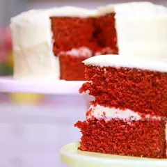 En saftig red velvet cake med krämig frosting. Perfekt för alla tillfällen, här är ett enkelt red velvet cake recept.