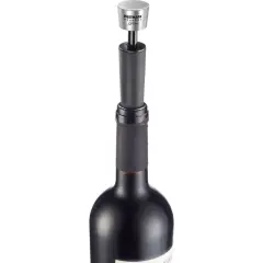Wein vakuumpumpe test: Westmark Monopol Edition schließt eine Weinflasche luftdicht ab.