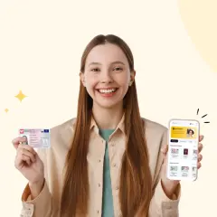 Uśmiechnięta dziewczyna trzyma dowód osobisty i smartfon z aplikacją photoAiD, która jest programem do kadrowania zdjęć dokumentowych.