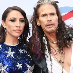 Steven Tyler z zespołu Aerosmith i jego partnerka na czerwonym dywanie.