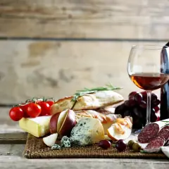 Idealna przekąska: kieliszek wina, sery, pieczywo, pomidorki i salami. To może być najlepsze wino słodkie.
